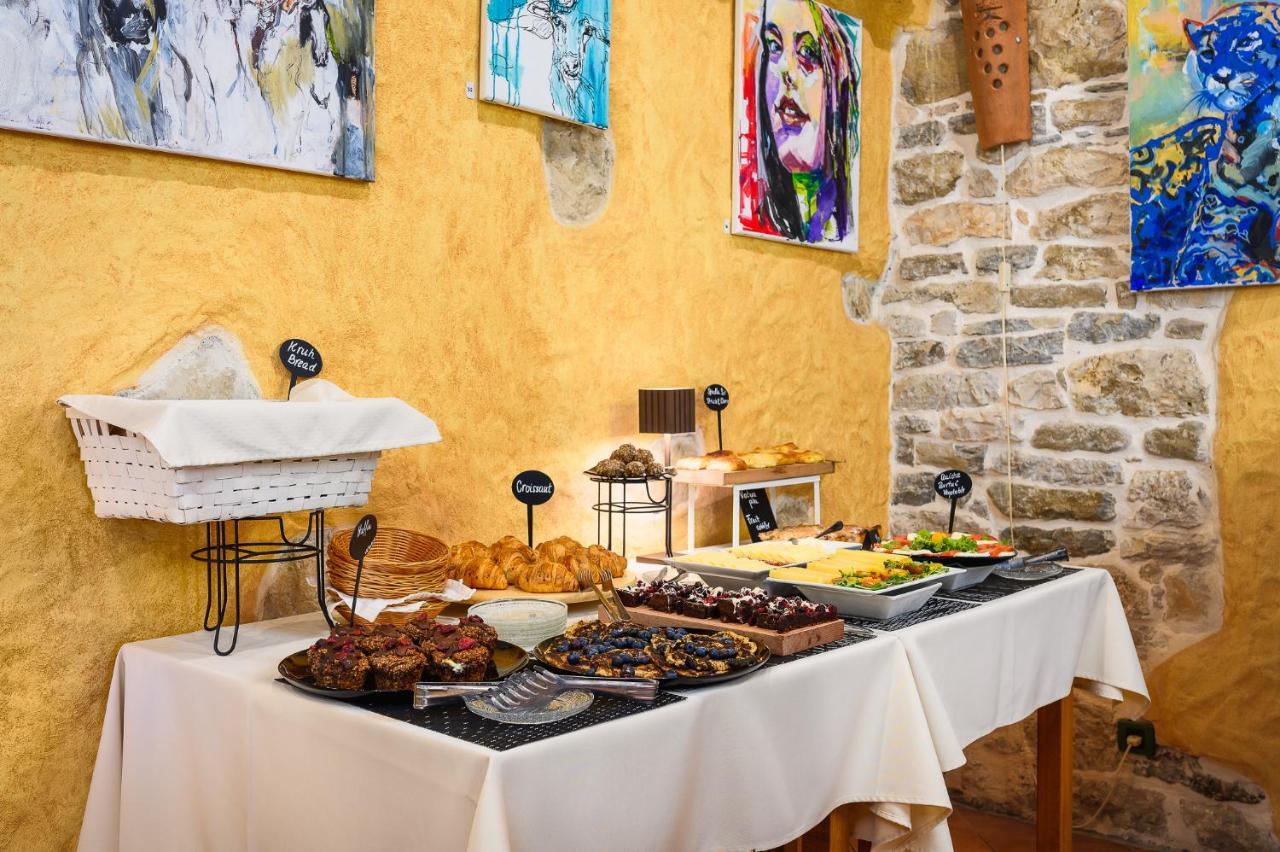 Ponte Porton Dining & *